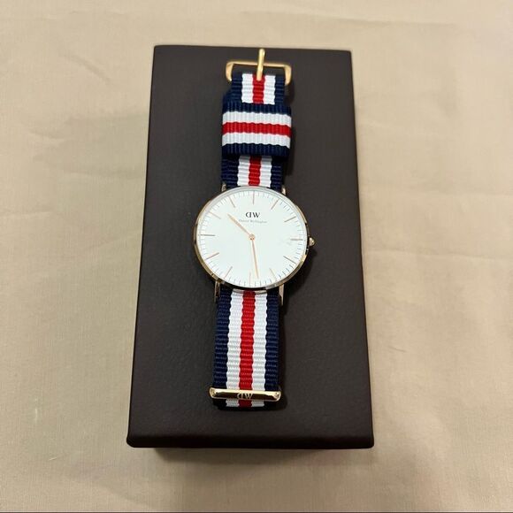 Daniels Williton woman’s watch with original case. - Picture 6 of 16